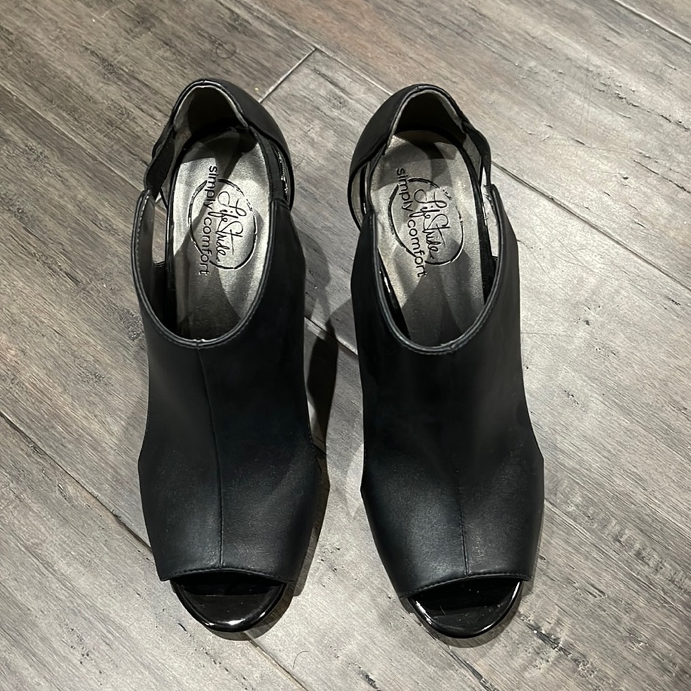 Size 5 peep toe Life Stride heels